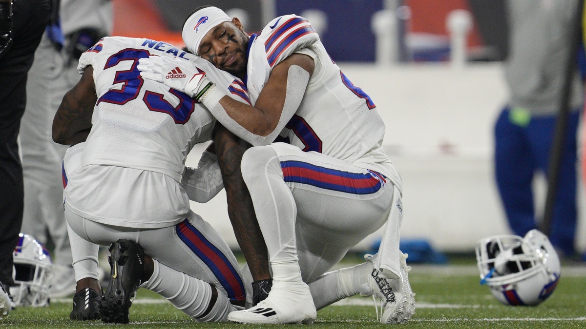 UPDATE: Buffalo Bills' Damar Hamlin Breathing on His Own, Joins Team via  Video - WAKA 8