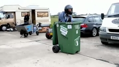 Un británico logra el record Guiness al alcanzar los 70 km/h subido a un contenedor de basura