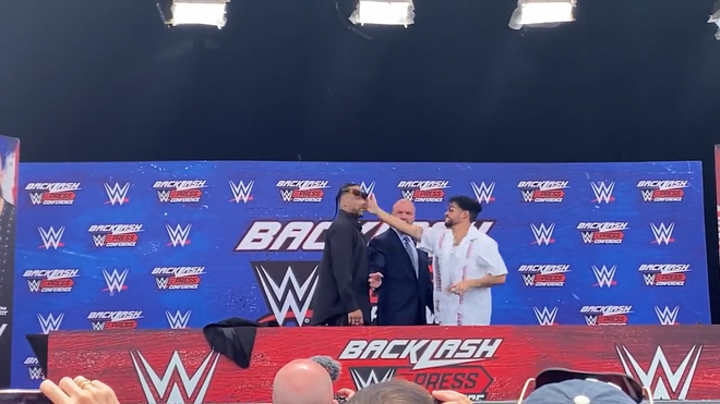 Bad Bunny propinó espectacular cachetada a Damian Priest previo a WWE Backlash