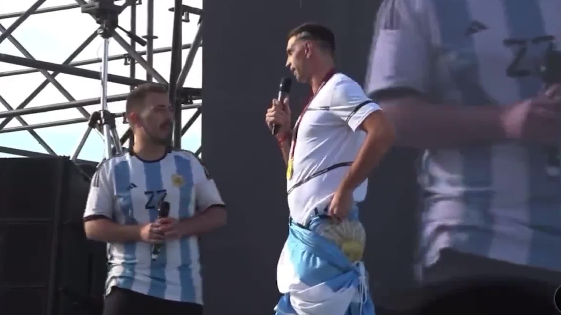 Argentina's Martínez explains Golden Glove gesture: why did he do