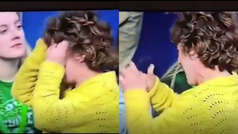 La reacción viral de una madre al perder su hijo: ¡Aplasta sus gafas con sus propias manos!