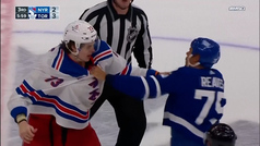 Pelea de pesos pesados en la NHL: casi un minuto de puñetazos sobre el hielo... ¡y ninguno cae!