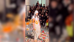 Polémico desfile de moda en Milán donde los asistentes tiraban basura a las modelos