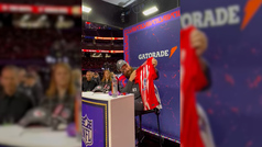 Travis Kelce's priceless reaction after being gifted a shirt from Antoine Griezmann