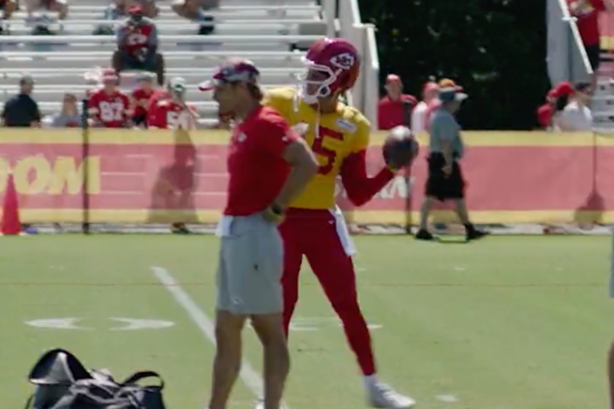 Patrick Mahomes behind-the-back throw, magician