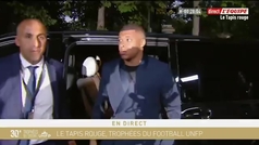 Mbappé llega a la Gala de los premios de la Ligue 1 y pasa esto: ¿le tiraron una camiseta del Madri