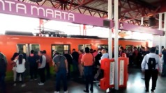 Metro CDMX: Vagn empuja a otro convoy para ayudar a moverlo en la estacin Santa Marta