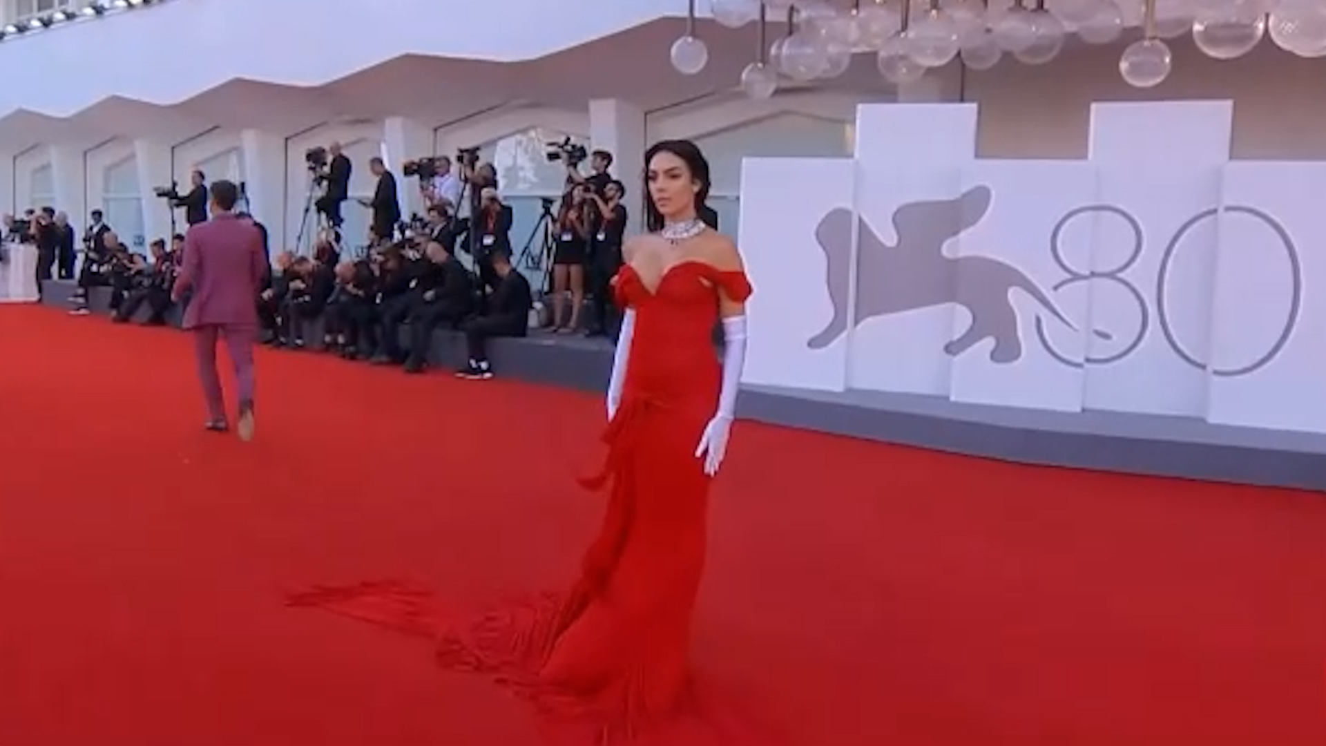 Georgina Rodríguez está espectacular en la alfombra roja de Venecia (y con  dos tendencias de temporada)