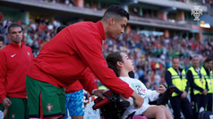 Cristiano Ronaldo es nico: su precioso momento con una aficionada en silla de ruedas