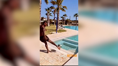 Balotelli disfruta el verano afinando su toque en la piscina: calidad ms fsica!