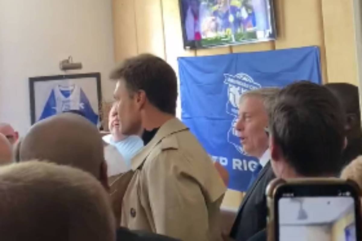 NFL legend Tom Brady joins Birmingham fans in the pub!, Video, Watch TV  Show