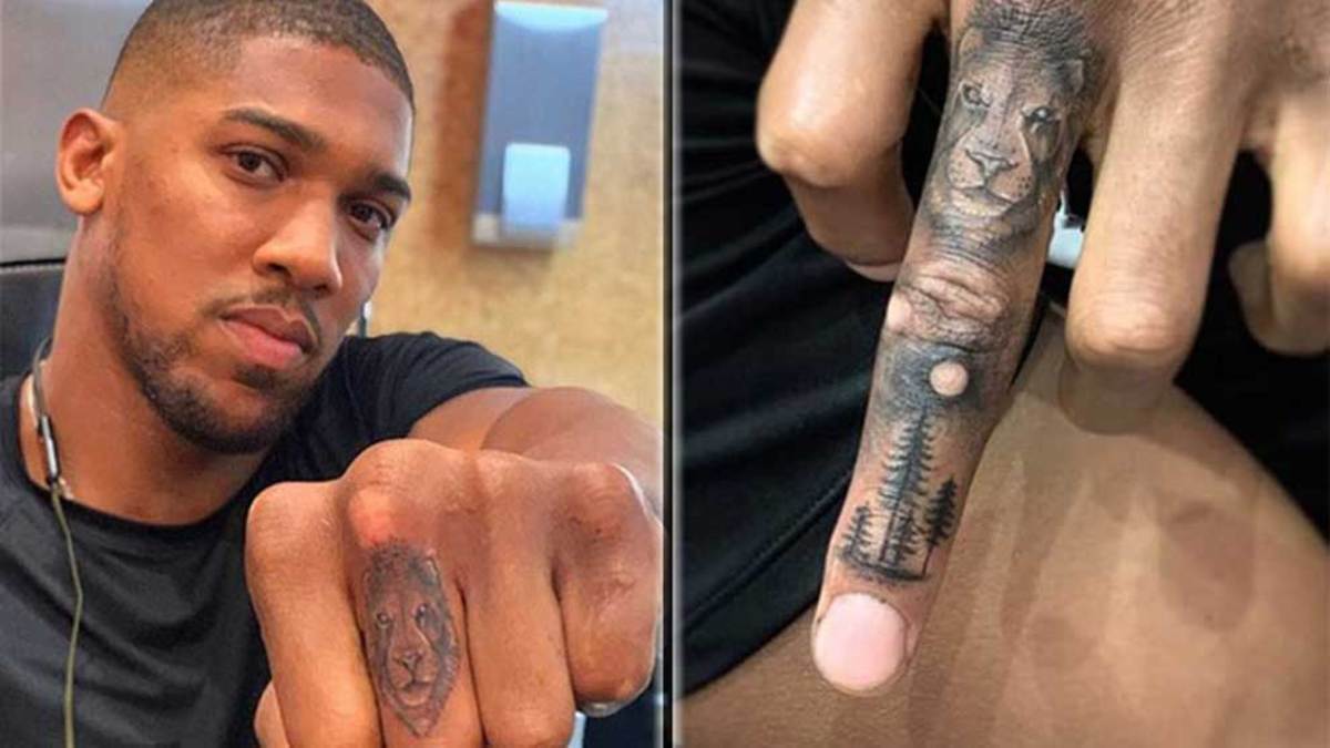 Boxeo: Anthony Joshua se tatúa el dedo la palabrota aprovechando su callo  lunar | Marca.com