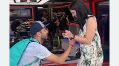Piden matrimonio enfrente del box de Red Bull durante el GP de España