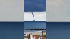 Espectacular tornado martimo en la costa de Tarragona