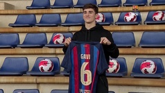 Gavi ya luce su dorsal 'profesional': ¡el nuevo seis del Barça!