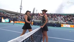 Paula Badosa y Aryna Sabalenka en un sentido abrazo al trmino de su partido en el Miami Open.