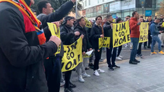 Más de un centenar de aficionados protestan contra Lim en las oficinas del Valencia