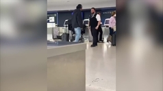 A puñetazos en el aeropuerto: un exjugador de la NFL y un empleado de una aerolínea la arman
