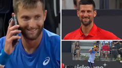 A Moutet le son la alarma del mvil en pleno partido: Djokovic se mora de risa!