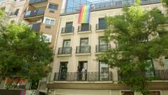 El PSOE despliega la bandera LGTBI en Ferraz con motivo del Orgullo
