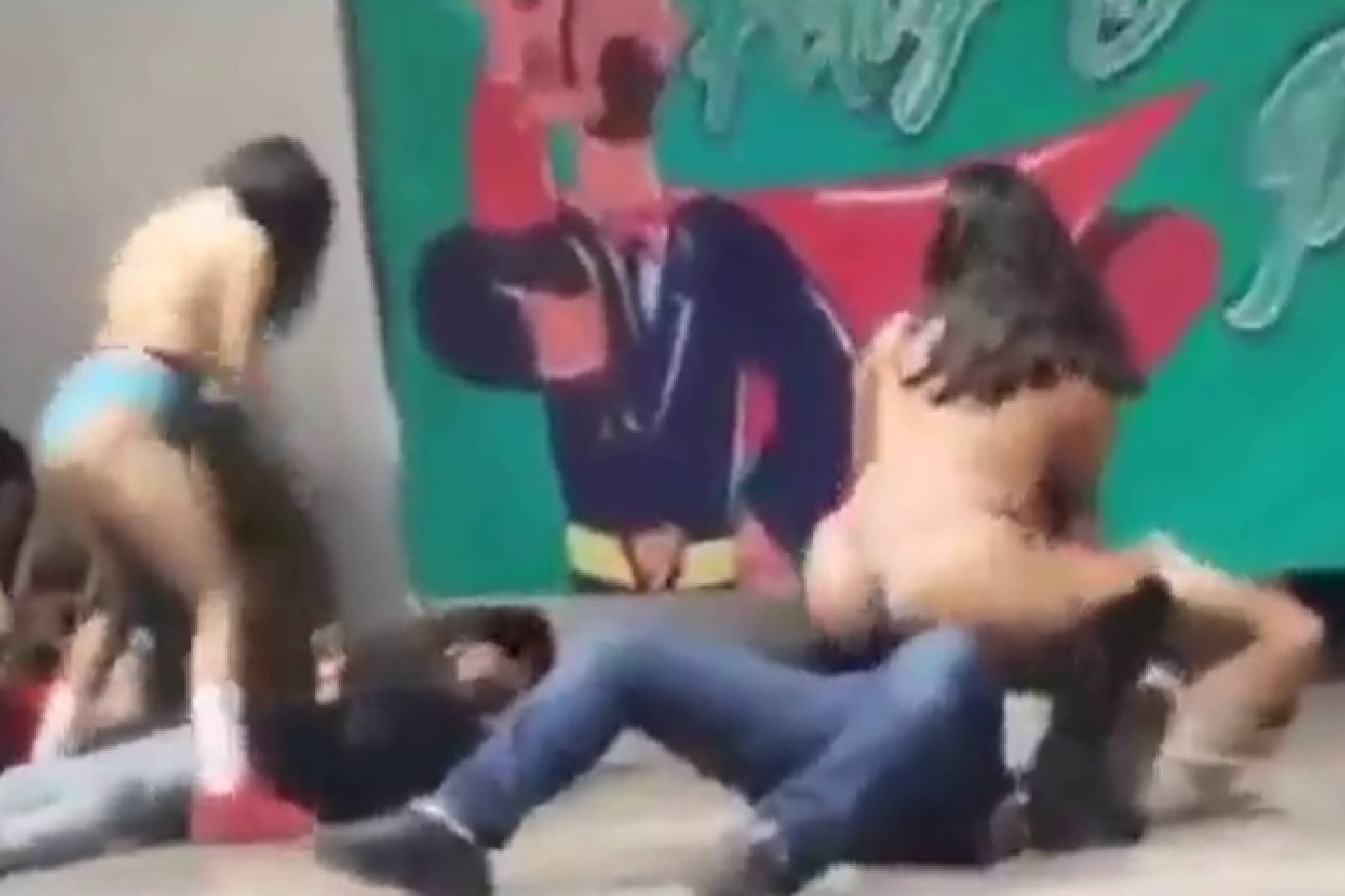 Ayuntamiento de Huehuetán festeja el Día del Padre con strippers 