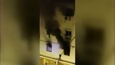 Una mujer se lanza de un segundo piso para salvarse de un incendio