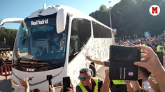 Pitos y aplausos en la llegada del Real Madrid a Girona