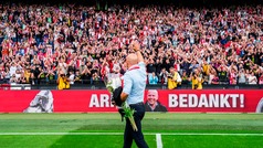 Arne Slot es despedido con ovacin de la aficin de Feyenoord antes de marcharse a Liverpool