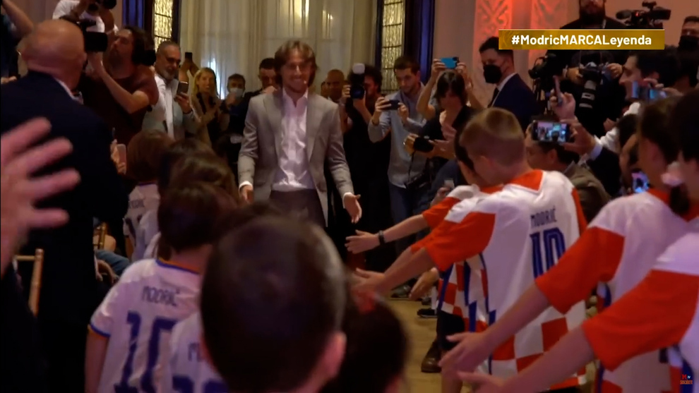 El divertido pasillo de 16 nios a Luka Modric en la Gala del MARCA Leyenda