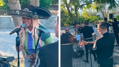 Karol G canta 'El Rey' con mariachi en calles de Tequila, Jalisco y se hace viral en redes sociales