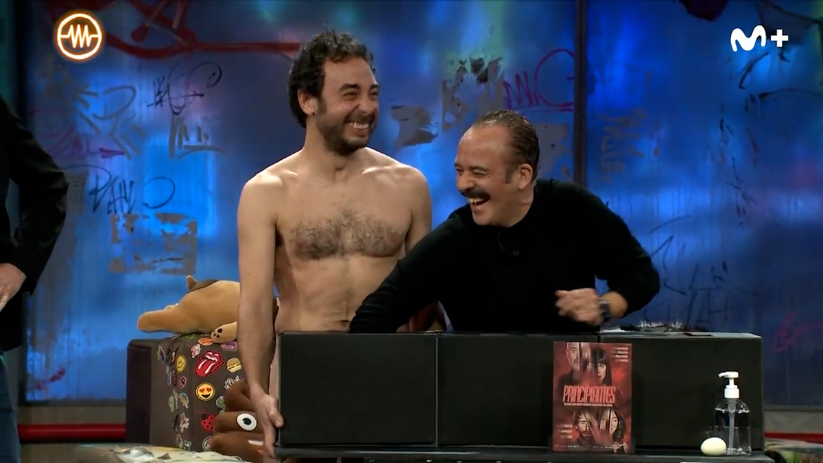 Un hombre desnudo aparece tras una caja regalo: la tele de los 90 según 'La  Resistencia' - MarcaTV