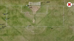 Delimitan con líneas torcidas un campo de fútbol en Brasil... y se juega el partido