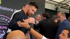 Lionel Messi signs a fan's arm and then he gets the signature tattooed - Video