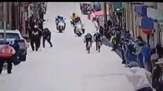 Una mujer cruza la calle en pleno sprint y arrolla a un ciclista en una carrera en Guatemala