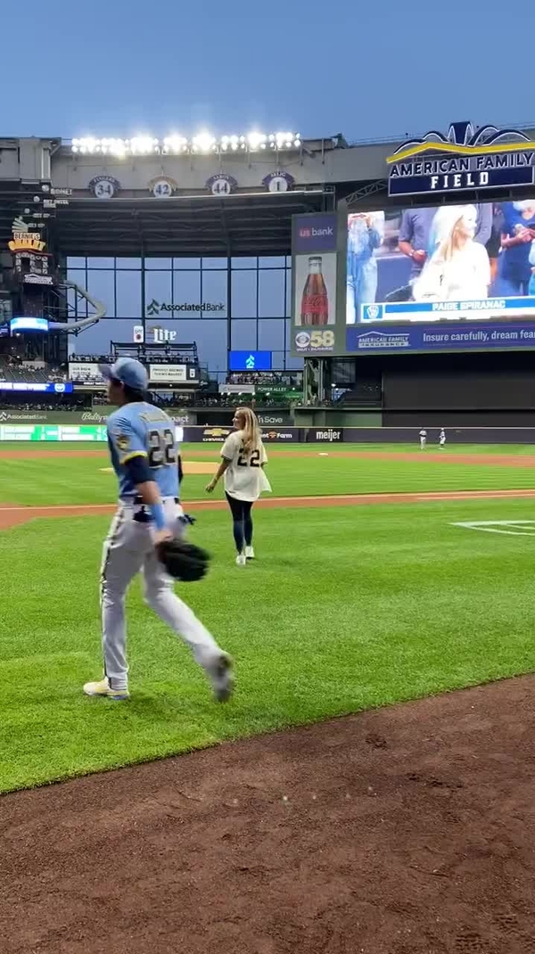 Paige Spiranac gets bobblehead, has fun trying food at Brewers game