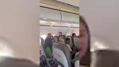 Unos alumnos sorprenden a Estopa cantando 'Como Camarn' durante un vuelo