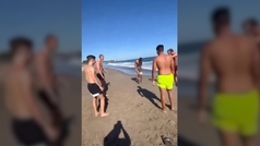 Haaland se divierte jugando al fútbol con chicos en las playas de España