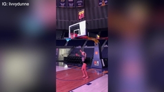 Olivia Dunne se vuelve viral al jugar basquetbol con un revelador conjunto de gimnasia
