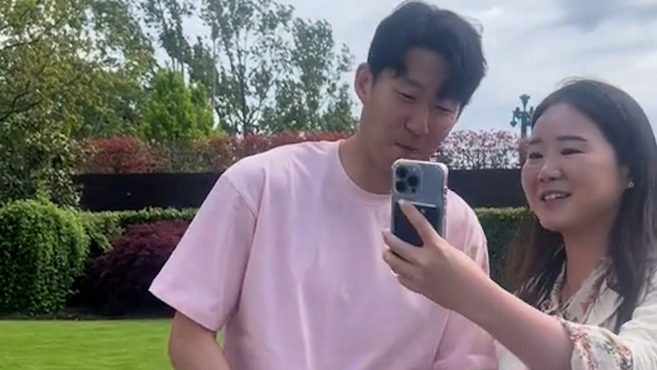 Son rechaza tomarse un selfie con una fan... al ver su marca del teléfono