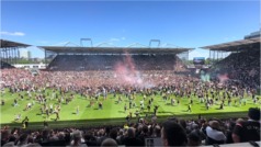 St. Pauli asciende a Bundesliga y su aficin protagoniza impresionante invasin de campo