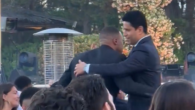 El abrazo de Mbappé y Al-Khelaifi en la gala de los Gala KAFD Globe Soccer Europa