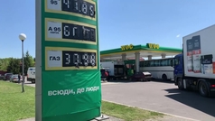 Largas colas en las pocas gasolineras abiertas en Ucrania