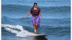 Patty Ornelas, la mexicana que causa sensacin por surfear vistiendo un huipil