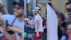Djokovic se toma con humor el accidente: firma autgrafos con casco de ciclista