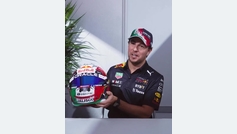 Checo Pérez presume el casco que usa este fin de semana en el GP México
