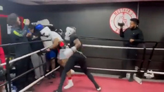 ¡El vídeo que indigna al boxeo! Se ensaña brutalmente con su sparring indefenso y nadie lo detiene
