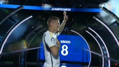 Real Madrid y el Santiago Bernab?u se entregan a Toni Kroos durante festejos de la Champions League