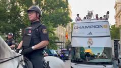 El padre polica de Carvajal escolta a su hijo y al bus del Real Madrid rumbo a Cibeles