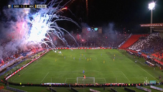 Un festival de fuegos artificiales interrumpe el Godoy-Boca en el minuto 90 de partido