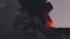 Los volcanes italianos Estrmboli y Etna entran en intensa actividad con erupciones, lava y cenizas